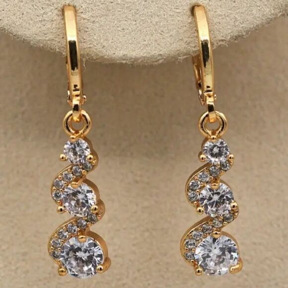 ✨🆕✨Elegant Swirl Simulated Stones Earrings✨aval in a few colors✨ - Picture 6 of 16